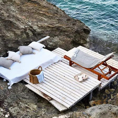 The Charming Waterfront Retreat, With A Swimming Pool & Direct Access To The Sea, Ideal For Large Families, Or A Group Of Friends *