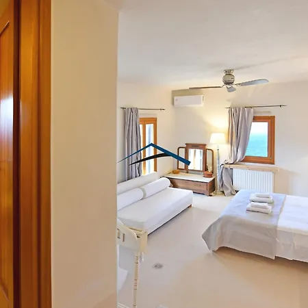 Villa The Charming Waterfront Retreat, With A Swimming Pool & Direct Access To The Sea, Ideal For Large Families, Or A Group Of Friends *