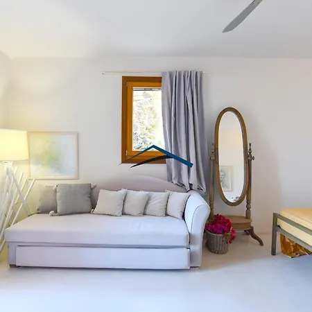 The Charming Waterfront Retreat, With A Swimming Pool & Direct Access To The Sea, Ideal For Large Families, Or A Group Of Friends *