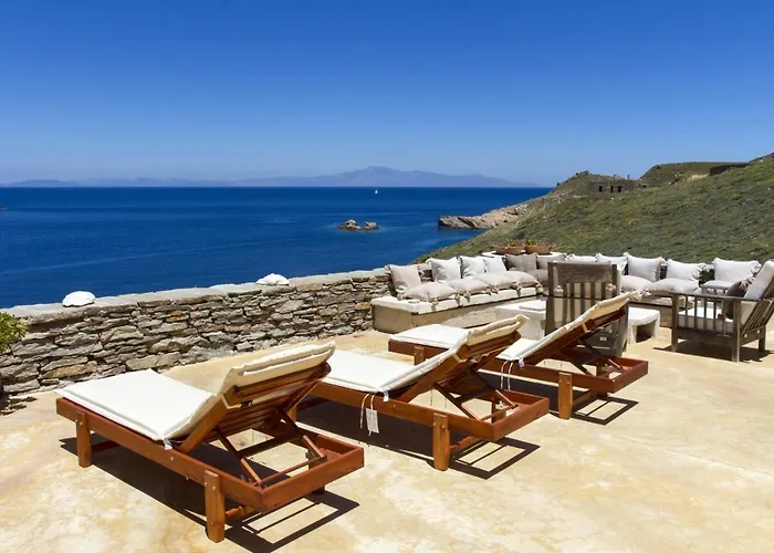 The Charming Waterfront Retreat, With A Swimming Pool & Direct Access To The Sea, Ideal For Large Families, Or A Group Of Friends Villa