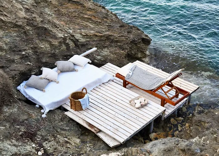The Charming Waterfront Retreat, With A Swimming Pool & Direct Access To The Sea, Ideal For Large Families, Or A Group Of Friends *