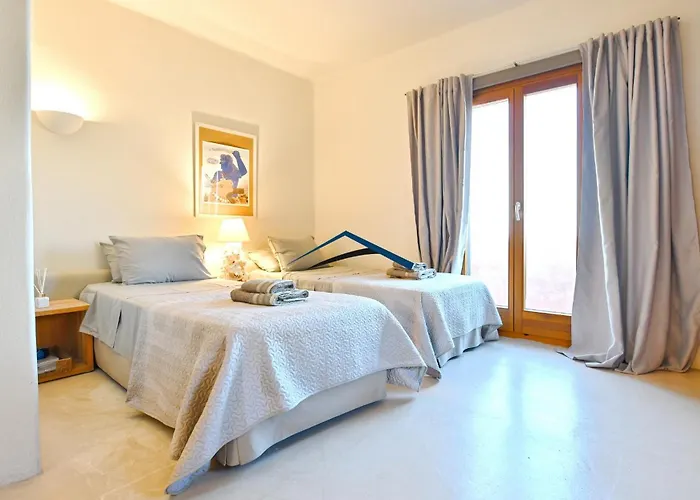 The Charming Waterfront Retreat, With A Swimming Pool & Direct Access To The Sea, Ideal For Large Families, Or A Group Of Friends